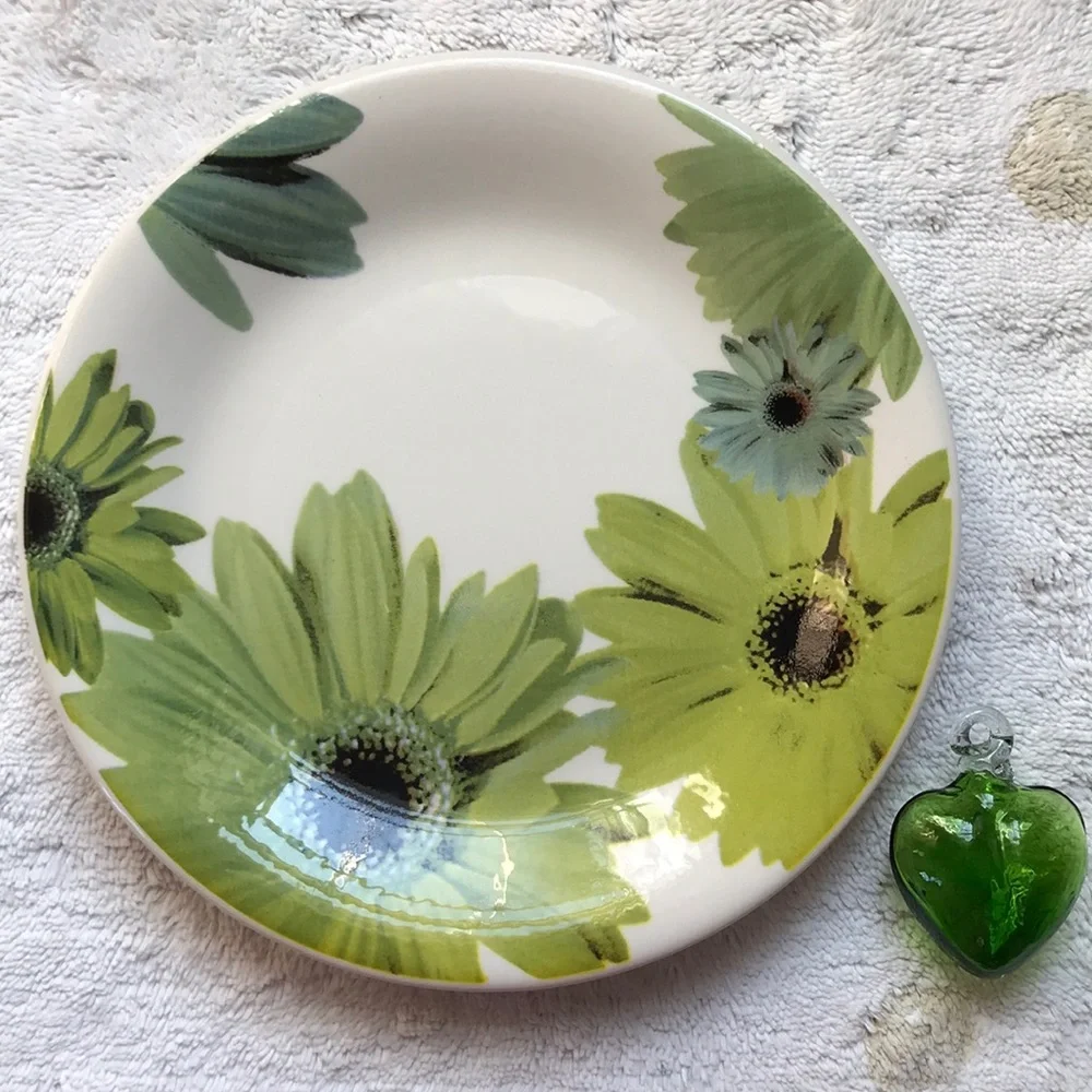 Crate & Barrel Gerber Daisy Buffet Plate made in Italy shades of green